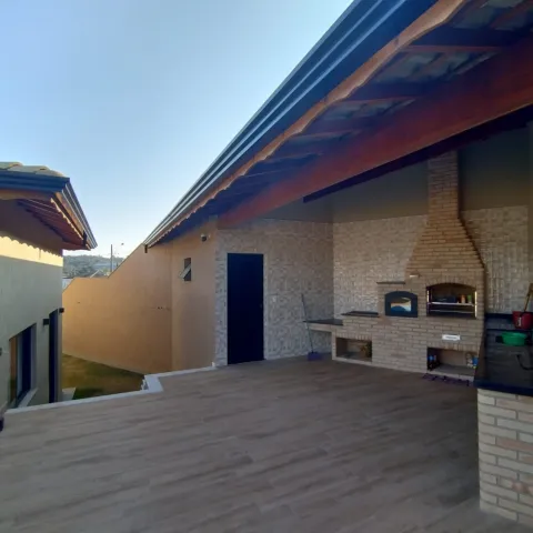 Sobrado colonial com piscina no Residencial Cambarah, em Jarinu