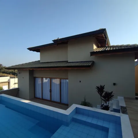Sobrado colonial com piscina no Residencial Cambarah, em Jarinu