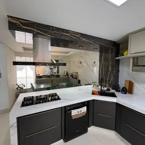 Casa de 240 m² porteira fechada com 4 dormitórios no Residencial dos Metalúrgicos