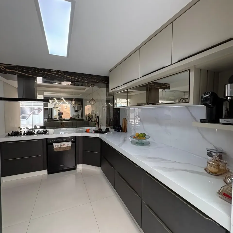 Casa de 240 m² porteira fechada com 4 dormitórios no Residencial dos Metalúrgicos