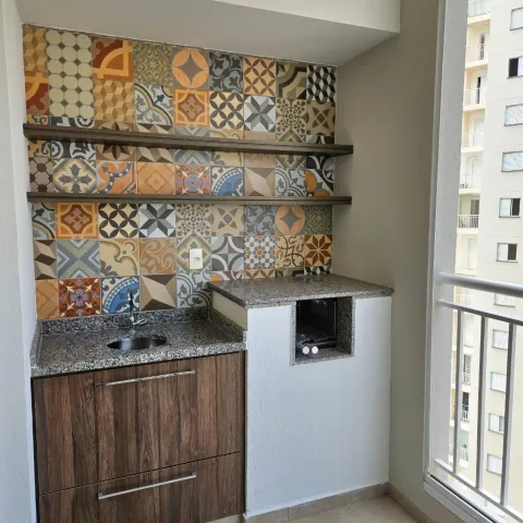 Apartamento de 83 m² com sala estendida e sol da manhã no Condomínio Practice
