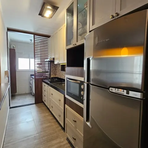 Apartamento de 83 m² com sala estendida e sol da manhã no Condomínio Practice