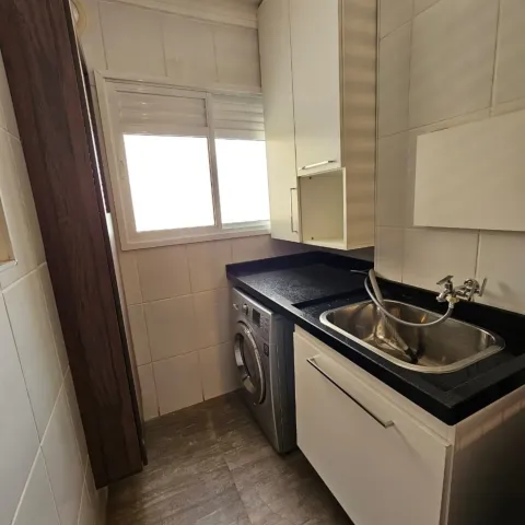 Apartamento de 83 m² com sala estendida e sol da manhã no Condomínio Practice
