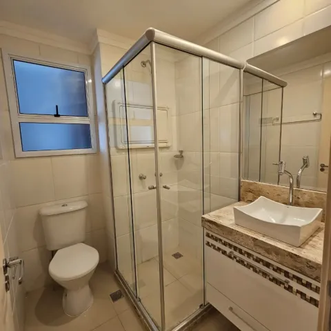 Apartamento de 83 m² com sala estendida e sol da manhã no Condomínio Practice