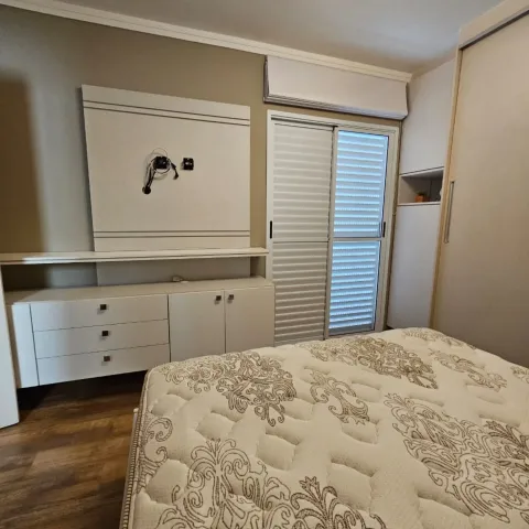 Apartamento de 83 m² com sala estendida e sol da manhã no Condomínio Practice